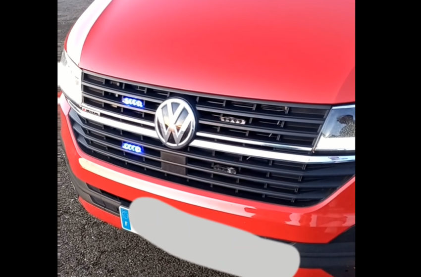 Shoferi që përdorte drita rotative në veturë, i shqiptohet gjoba 500 euro dhe i konfiskoen dritat