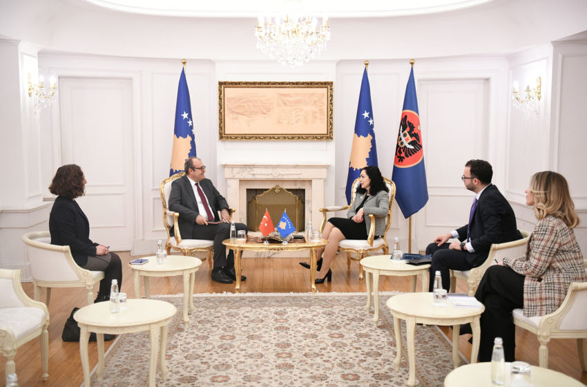  Presidentja Osmani priti në takim lamtumirës ambasadorin e Turqisë në Kosovë, Çağrı Sakar