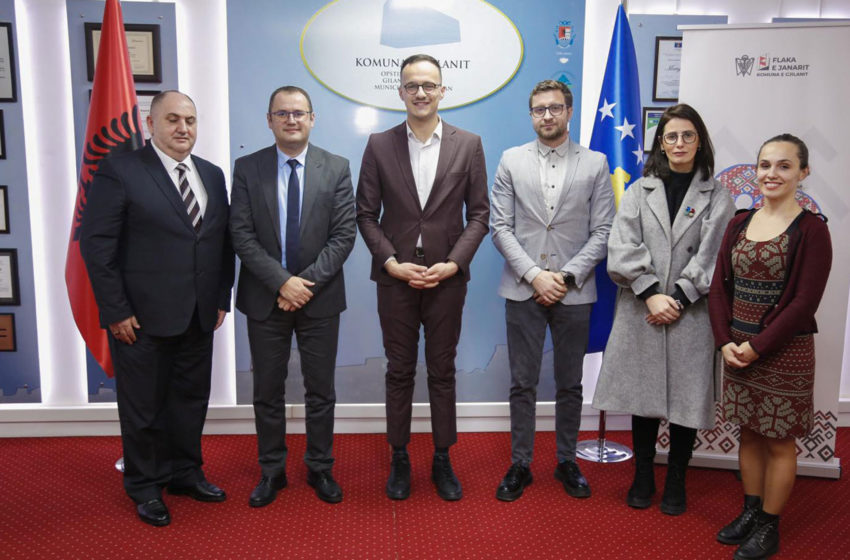  Kryetari Hyseni nënshkruan marrëveshje me drejtorin e FKEE në vlerë prej 350 mijë euro për zbatimin e masave të efiçiencës së energjisë në shkollën “Abaz Ajeti”