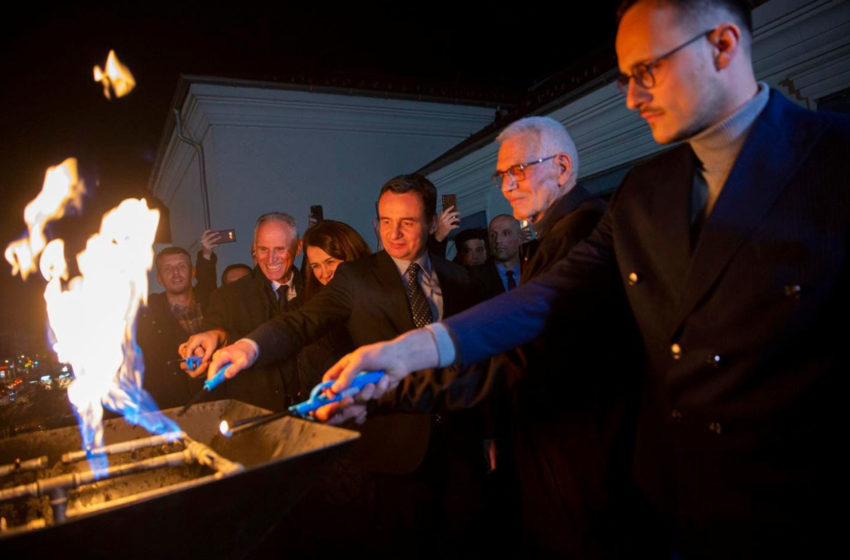  Kryeministri Kurti dhe kryetari Hyseni ndezin flakadanin e “Flakës së Janarit 2023”