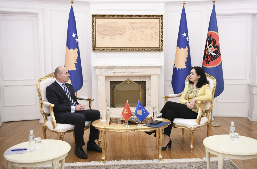  Presidentja Osmani priti në takim të ngarkuarin me punë të Ambasadës së Malit të Zi në Kosovë, Bernard Çobaj