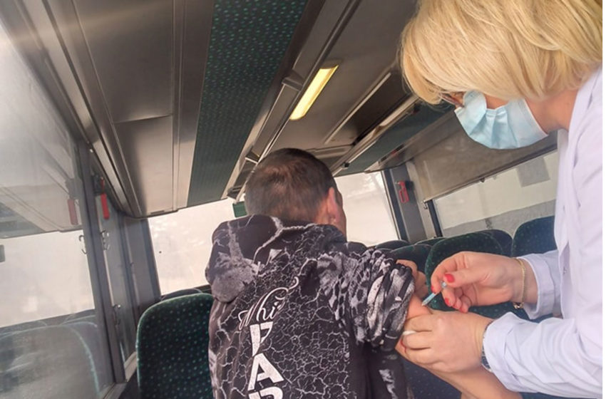  Kryetari i Vitisë viziton ekipin mobil që po bënë vaksinimin kundër gripit sezonal dhe kundër Covid-19