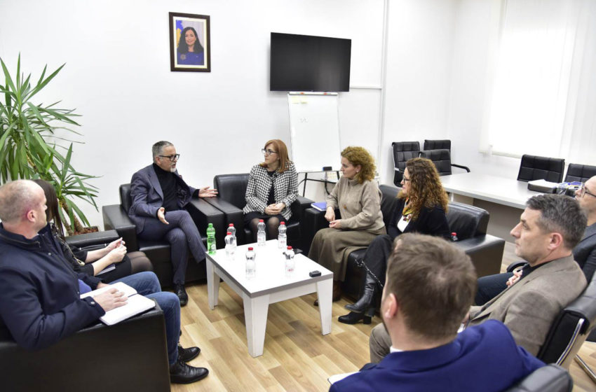  Ministri i Shëndetësisë, Arben Vitia vizitoi sot ShSKUK – në, takoi u.d, Narqize Arenliu – Hoxhaj dhe anëtarët e bordit të ShSKUK