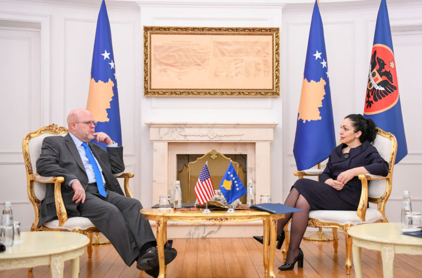  Presidentja Osmani priti në takim ambasadorin amerikan, Jeffrey Hovenier