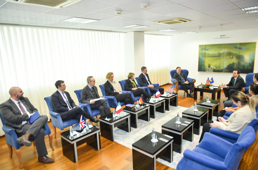  Kryeministri Kurti takoi Përfaqësuesit e Përhershëm të shteteve të QUINT-it në OSBE dhe ambasadorin e Mbretërisë së Bashkuar në Kosovë, Abbott