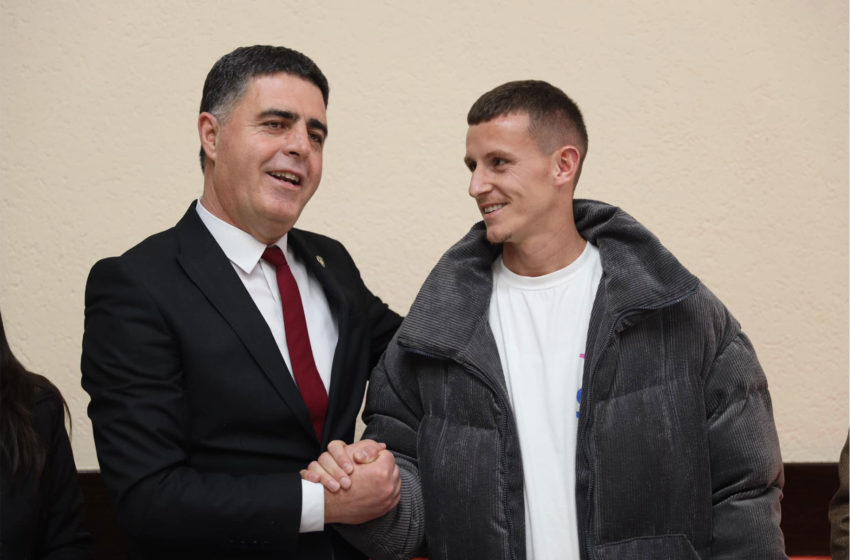 Alban Rexhepi, djali i veprimtarit të çështjes kombëtare, Sabit Rexhepi, i bashkohet AAK-së në Gjilan