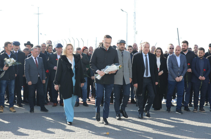  Kryetari Hyseni me bashkëpunëtorët bëjnë homazhe të varrezat e dëshmorëve, me rastin e shënimit të 15-vjetorit të Pavarësisë së Kosovës