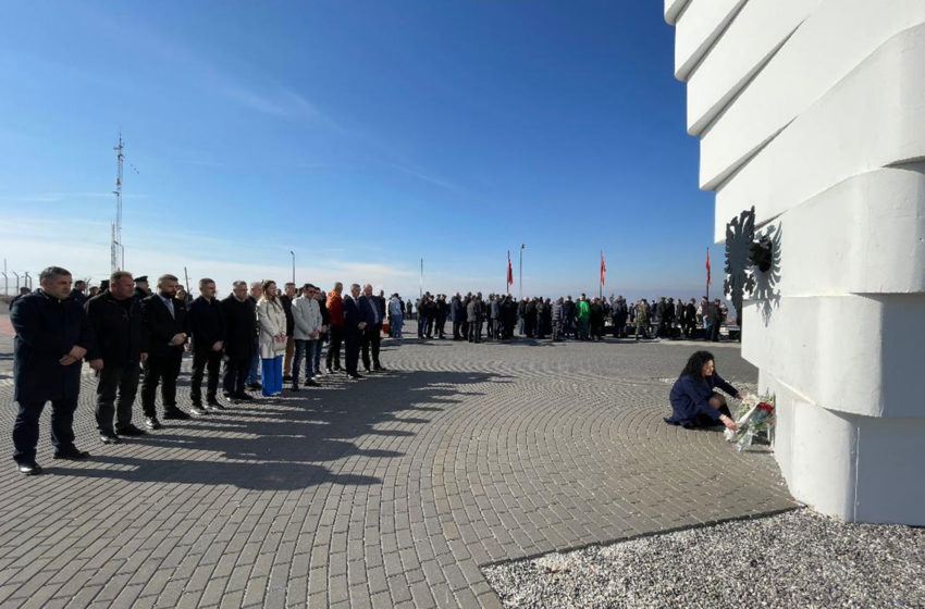  Dega e LDK-së në Gjilan uron qytetarët me rastin e 15 vjetorit të shpalljes së pavaresisë së Kosovës