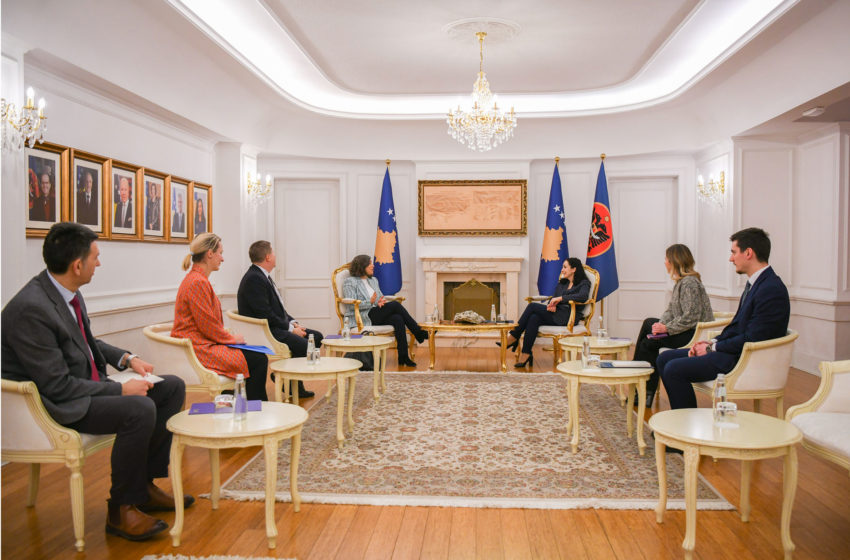  Presidentja Osmani priti në takim ambasadorin Szunyog dhe një ekip të Zyrës së Kombeve të Bashkuara në Kosovë