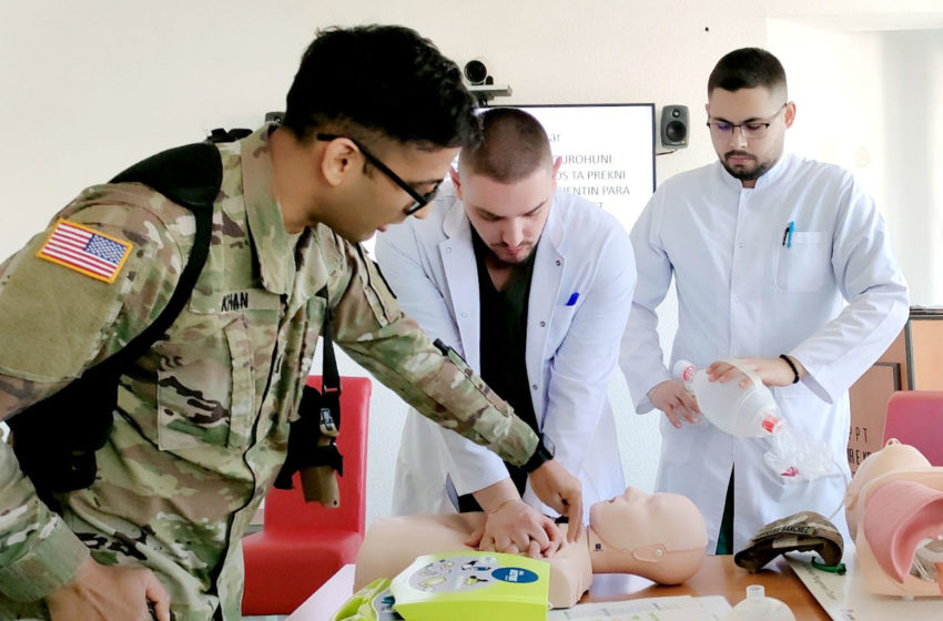  Trajnim i ofruar nga KFOR-i amerikan në dhënien e ndihmës së parë për stafin e Emergjencës në Spitalin e Gjilanit