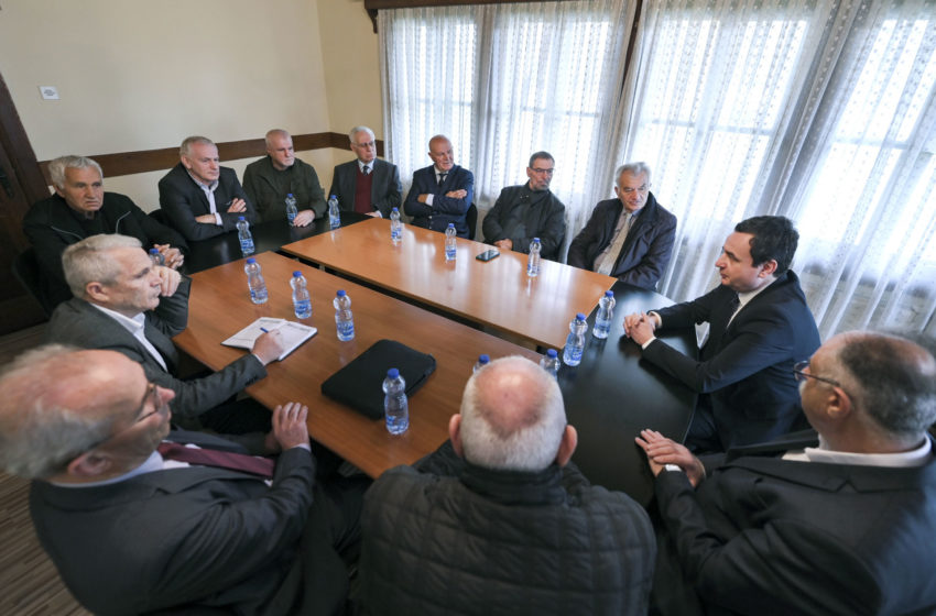  Kryeministri Kurti vizitoi Shoqatën e ish të burgosurve politikë