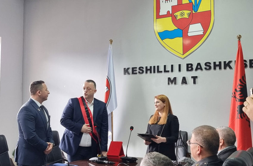  Ministri i Mbrojtjes Armend Mehaj shpallet Qytetar Nderi i Bashkisë së Matit në Shqipëri