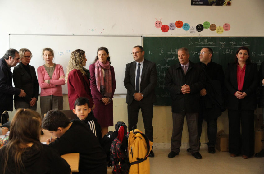  Ministrja Rizvanolli dhe AnnaCarin Platon nga zyra e BE-së vizituan shkollën “Bafti Haxhiu”