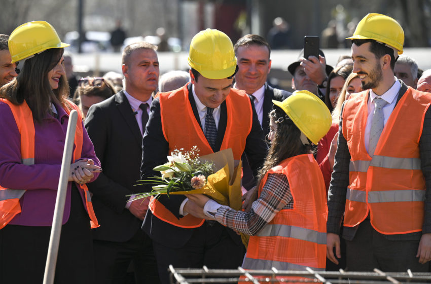  Kryeministri Kurti mori pjesë në vendosjen e gurthemelit të Shkollës Fillore të Mesme të Ulët “Fan S. Noli” në Kamenicë