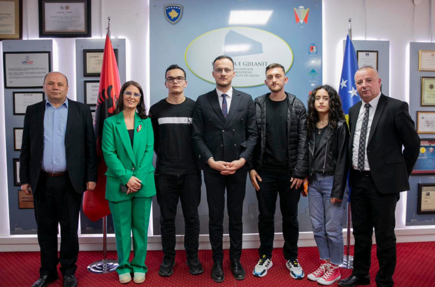  Kryetari Hyseni priti nxënësit e Gjimnazit Natyror “Xhavit Ahmeti” që do ta përfaqësojnë Kosovën në garat ndërkombëtare të matematikës