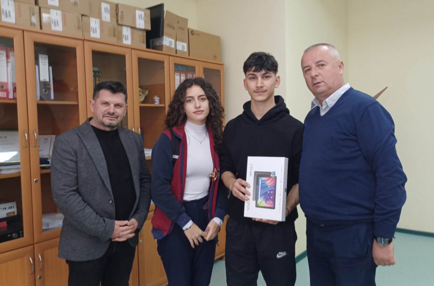  Drejtori Bekim Mustafa priti nxënësin Olt Bajrami që do ta përfaqësojë Kosovën në garat ndërkombëtare të Fizikës