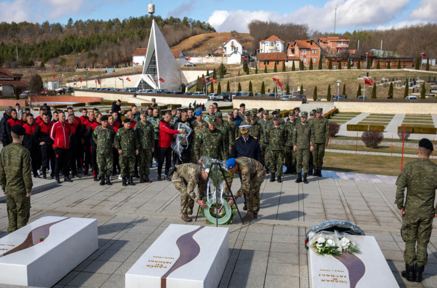  Ushtarak nga Kosova dhe Shqipëria bënë homazhe në kompleksin memorial “Adem Jashari”