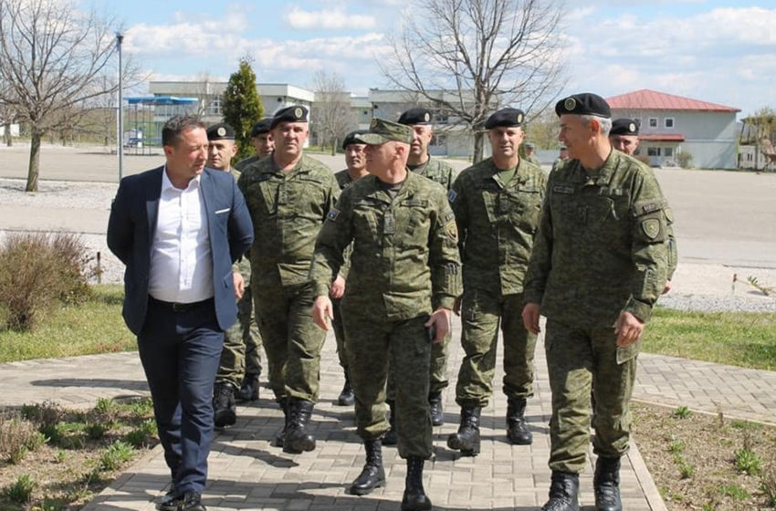  Ministri Mehaj dhe Gjeneral Jashari vizituan Komandën e Forcave Tokësore në Istog