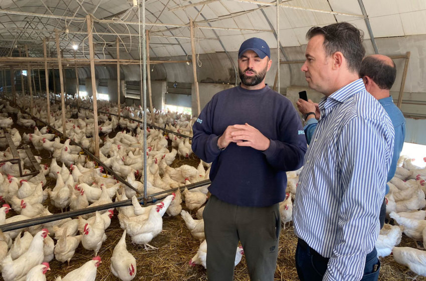  Ministri Peci vizitoi familjen Rudaku në Poliçkë të Kamenicës të cilët posedojnë fermë të pulave