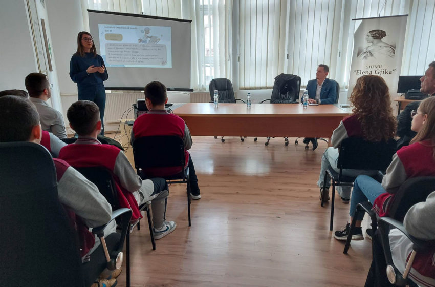  Deputetja Arbëreshë Kryeziu-Hyseni bashkëbisedoi me nxënës të shkollës “Elena Gjika”
