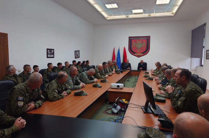  Zëvendës komandanti i FSK-së, gjeneral Cikaqi ligjëron para kursantëve të “Kursit të Lartë të Sigurisë dhe Mbrojtjes” në Shqipëri