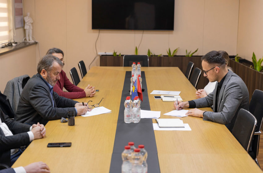  Kryetari i Gjilanit, Alban Hyseni ka pritur në takim kryetarin e Odës së Hotelerisë dhe Turizmit, Hysen Sogojeva