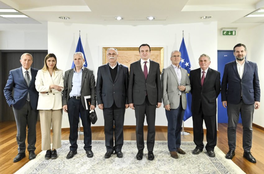  Kryeministri Kurti priti në takim përfaqësuesit e shoqatës së ish të burgosurve politikë të Kosovës