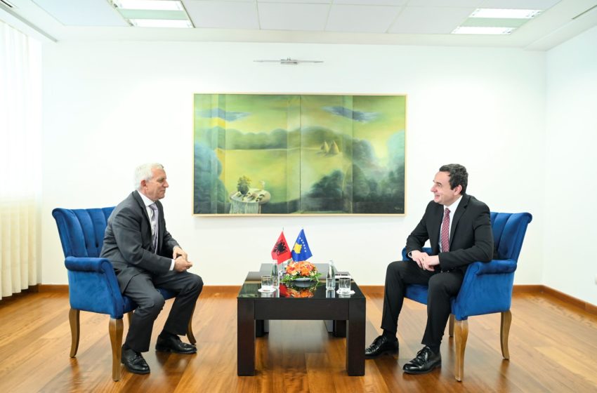  Kryeministri Kurti pret në takim Ambasadorin e Shqipërisë në Kosovë, Qemal Minxhozi