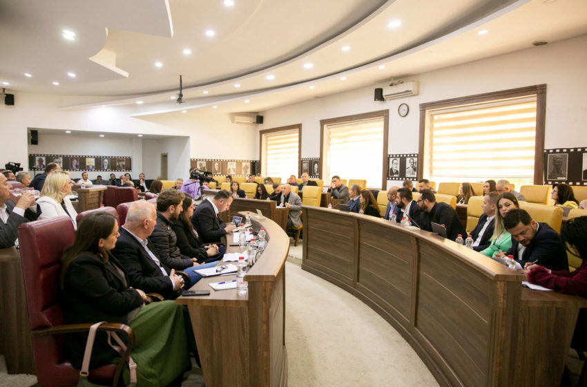  Kuvendarët e Gjilanit miratojnë vendimin për ndarjen e 275 mijë eurove për mbështetjen e lehonave, personave me aftësi të kufizuar, bizneseve dhe praktikantëve
