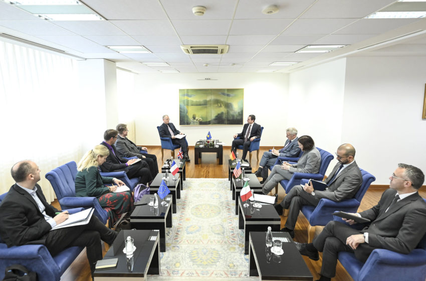  Kryeministri Kurti pret në takim ambasadorë dhe zëvendësambasadorë të QUINT-it dhe përfaqësuesen e Zyrës së BE-së në Kosovë