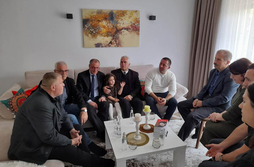  Ministri Mehaj viziton familjen e dëshmorit, Ibrahim Uruqi nga Bresalci i Gjilanit