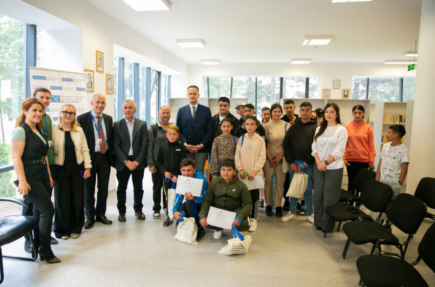  Kryetari Hyseni shpërndan certifikata për komunitetin rom për përfundimin me sukses të kursit të gjuhës shqipe