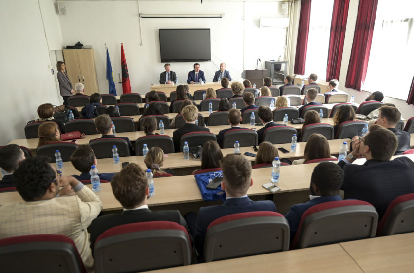  Kryeministri Kurti bashkëbisedoi me studentët e Akademisë Diplomatike të Vjenës