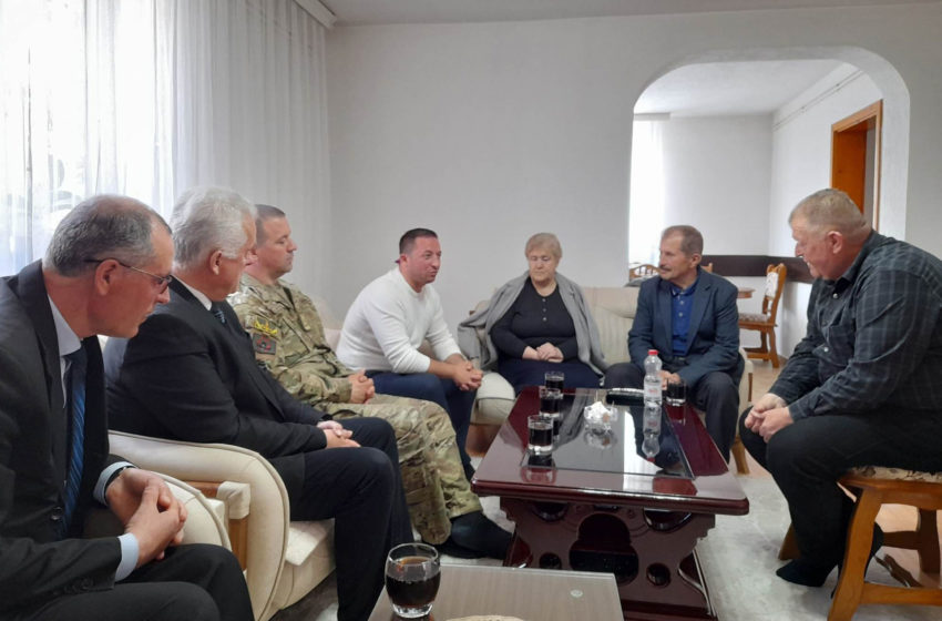  Gjilan: Ministri Mehaj viziton familjen e dëshmorit të kombit, Reshat Ymeri