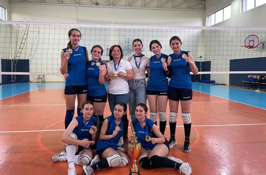  Vajzat e SHMU “Selami Hallaqi” kampione të Kosovës në volejboll