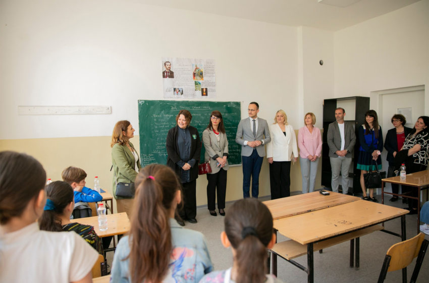  Në Gjilan mbahet testi i nxënësve të tetë shkollave të ndryshme për matematikë dhe shkenca shoqërore