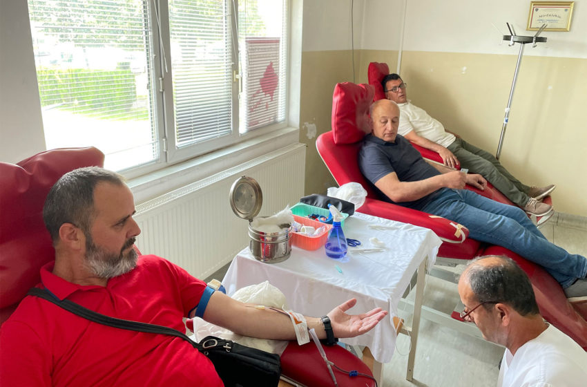  Një grup bjeshkatarësh nga ShB “Maja”, dhurojnë gjak