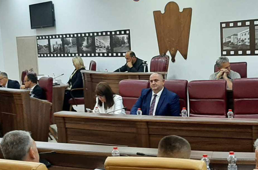  Enver Shabani prezentë në seancën e sotme në ulësen e drejtorit?!