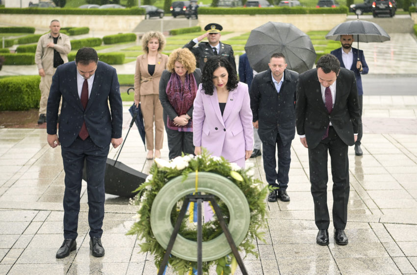  Kryeministri Kurti bëri homazhe në Prishtinë dhe Prekaz, në shënim të 24-vjetorit të çlirimit të Kosovës