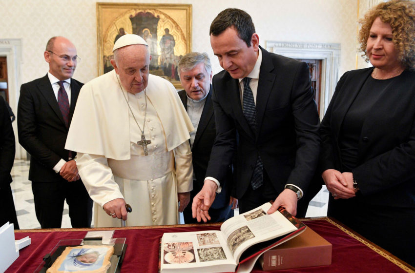  Kryeministri Kurti takoi Papa Françeskun në Vatikan