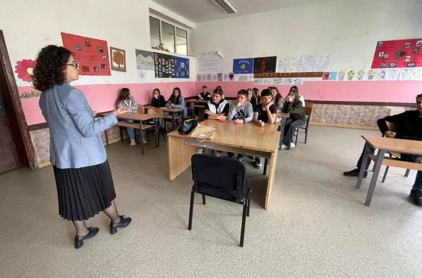  Aktivitetet e Qendrës së Karrierës vazhduar me vizitat nëpër shkolla në Velekincë, Cërnicë dhe Livoç i Ulët