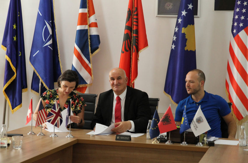  Kryetari Haliti nënshkruan marrëveshje bashkëpunimi me BIRN Kosova