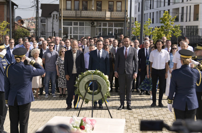  Kryeministri Kurti bëri homazhe te varri i Adem Demaçit