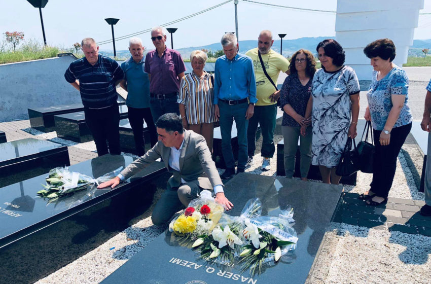  Homazhe te varrezat e dëshmorëve në Gjilan, në kujtim e nderim të Naser Azemit e Afrim Gagicës