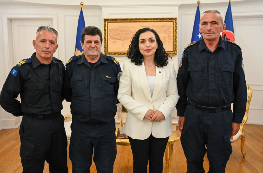  Presidentja Osmani priti në takim policët e Kosovës, Beqir Sefa, Rifat Zeka e Shemë Mustafa