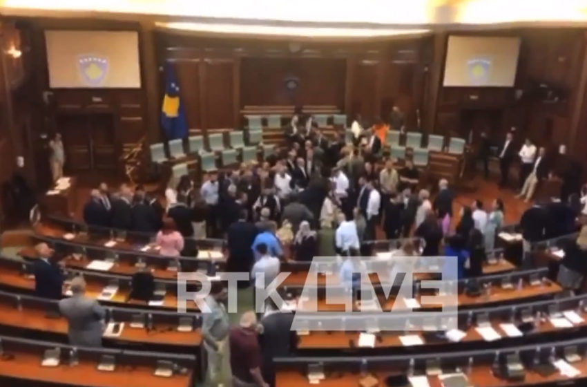  Përleshje në Kuvend, ndërpritet seanca – Video