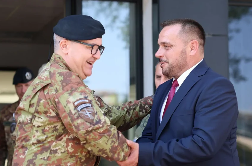  Ministri Maqedonci priti në takim komandantin e KFOR-it, gjeneralmajor Ristuccia