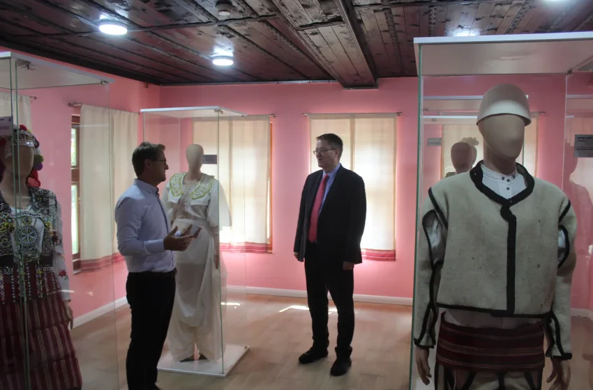  Ambasadori britanik, Nicholas Abbott viziton QRTK-në e Gjilanit