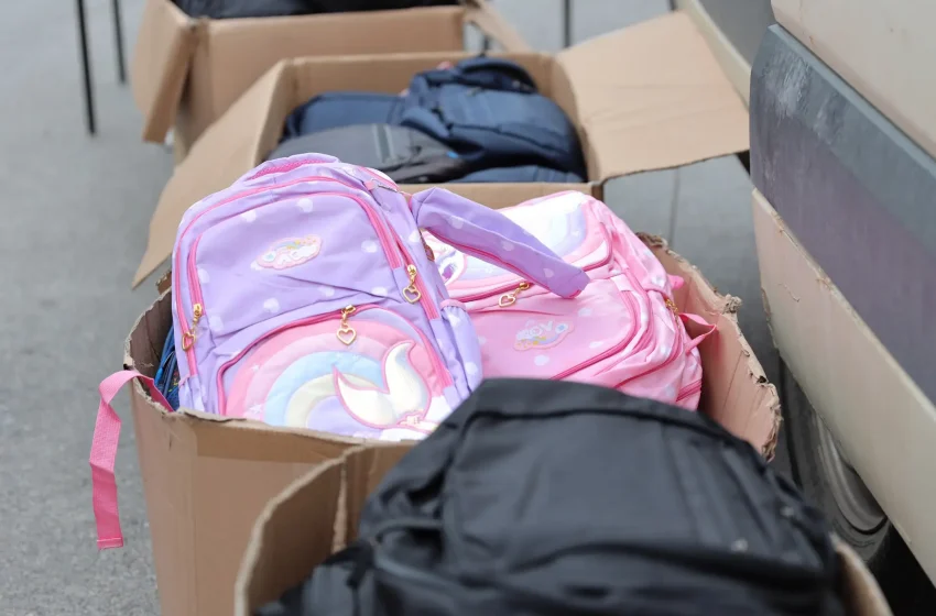  Shpërndahen çanta dhe materiale shkollore për 200 fëmijë të familjeve me asistencë sociale