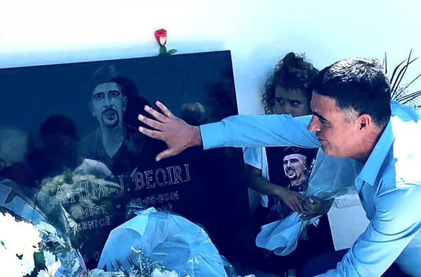  Homazhe në varrezat e dëshmorëve në Kamenicë, në nderim e kujtim të heroit të kombit, Rrahim Beqiri